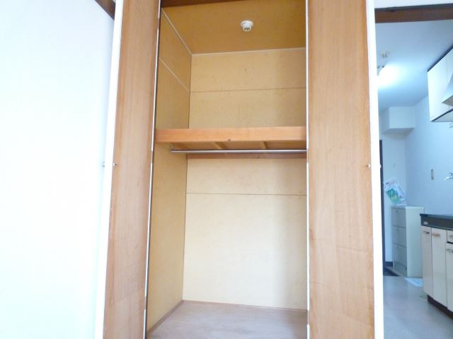 Receipt. Storage of lower closet type