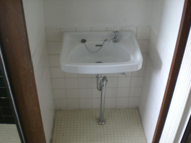Washroom. Toiletries (hand washing facilities)