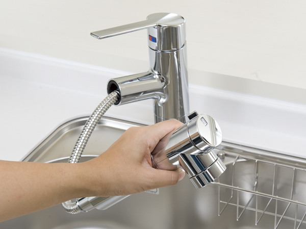 Kitchen.  [Built-in water purifier with mixing faucet] Adopt a hand shower faucet with a built-in faucet integrated water purifier can also be used in cooking with confidence the beautiful water. Since the hose is pulled out, Cleaning is also convenient and easy to.