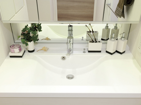 Bathing-wash room.  [Bowl-integrated counter] Counter top and sink bowl of integrally formed, The beautiful and appearance without seams, Cleaning is easy.