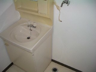 Washroom. Independent wash basin ・ Washing machine in the room ・ Also it is used as a dressing room ◎