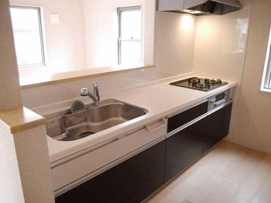 Kitchen. Stainless steel worktop ・ Glass top stove system Kitchen