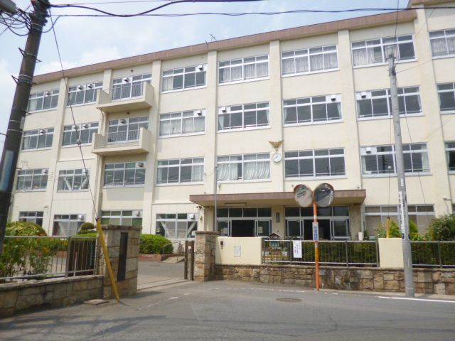 Junior high school. 1300m to the City Hachioji seventh junior high school (junior high school)