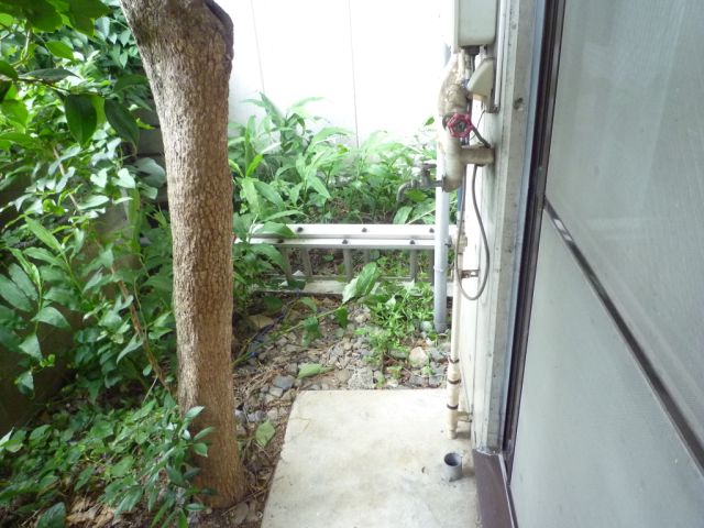 Balcony. There clothesline space. 