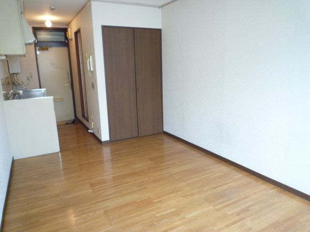 Living and room. Western-style room is spacious ☆