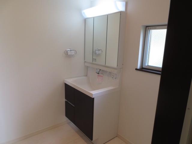 Wash basin, toilet. Three-sided mirror vanity, Shampoo with Dresser