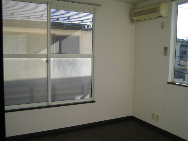 Living and room. Is a south-facing room ☆