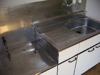 Kitchen. 2-neck is a gas stove can be installed