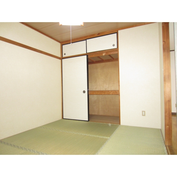 Receipt. Storage closet and upper closet in the Japanese-style room! 