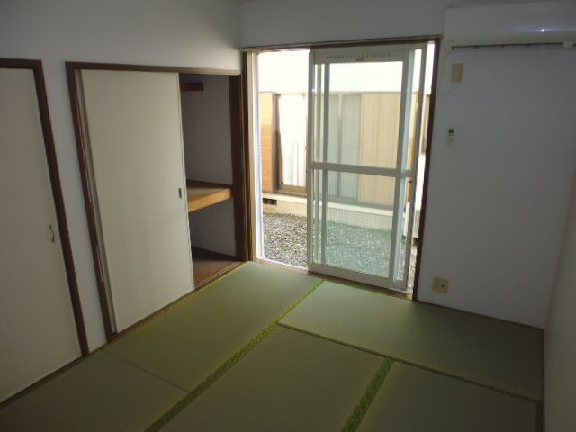 Living and room. It is a Japanese-style room of calm down space.