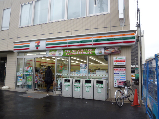 Convenience store. 880m to Seven-Eleven (convenience store)