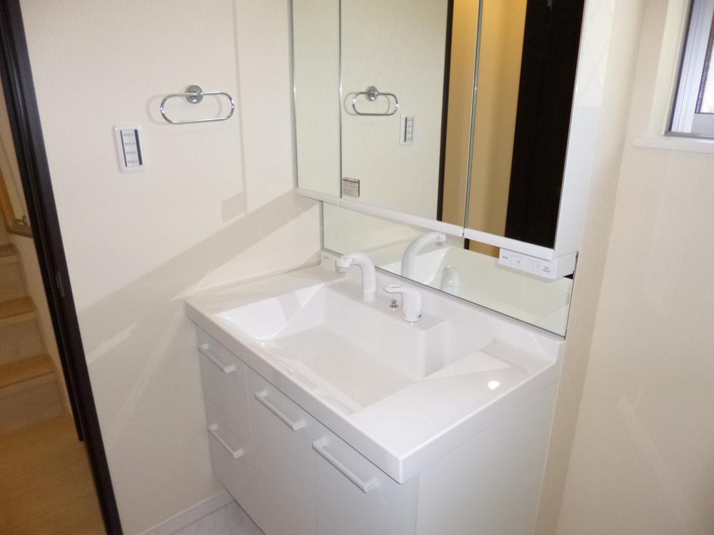 Wash basin, toilet