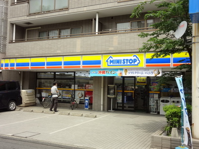 Convenience store. MINISTOP west Hachioji south exit shop until the (convenience store) 590m