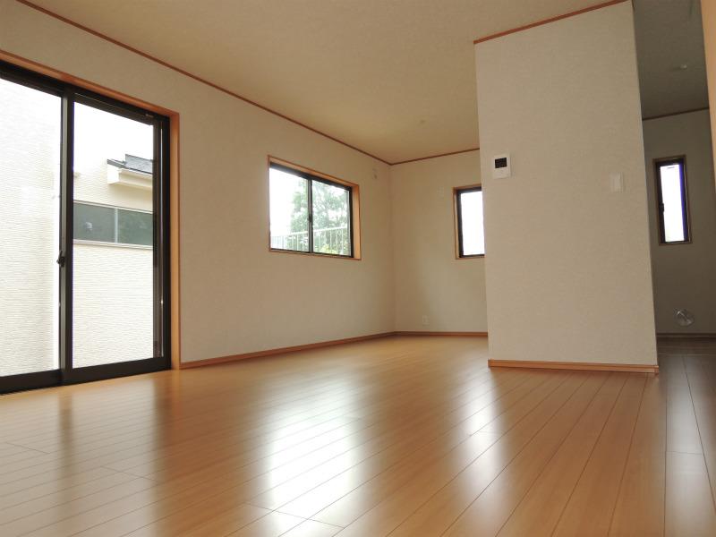 Living. Zenshitsuminami direction ・ LDK is located spacious 16 Pledge 1 Building