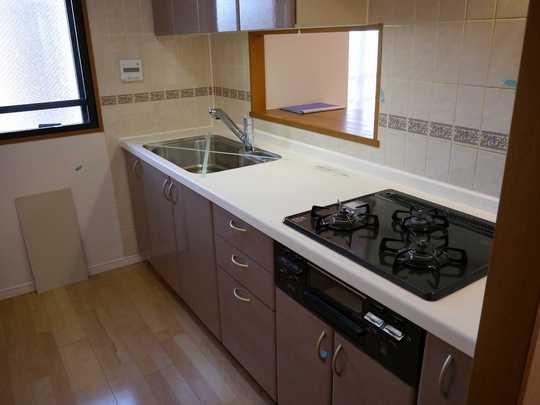 Kitchen. Stove burner ・ Water purifier built-in shower water washing, New replaced..