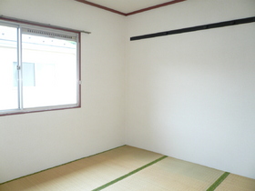 Living and room. Japanese-style room (the same property reference photograph)