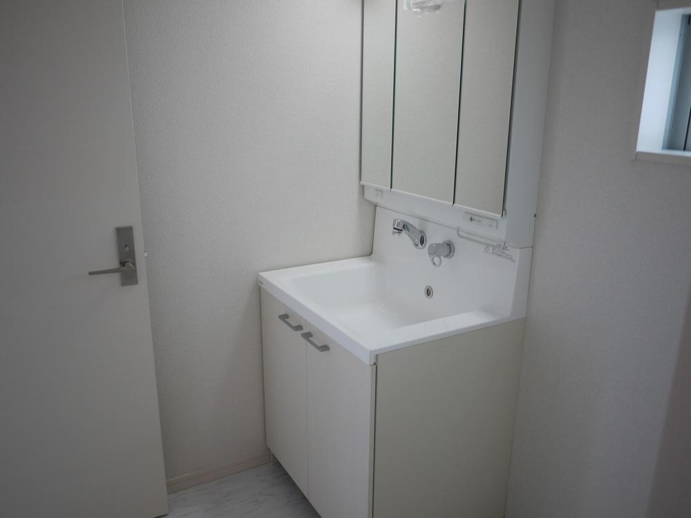 Wash basin, toilet
