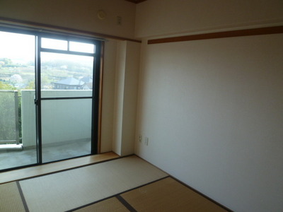 Living and room.  ☆ Japanese-style room to settle Balcony facing south ☆