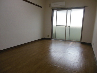 Living and room. It is also a large living room with air conditioning