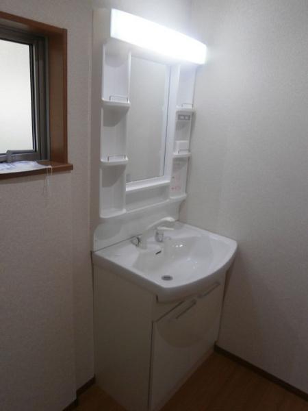 Wash basin, toilet. Building 3 Vanity with shampoo dresser