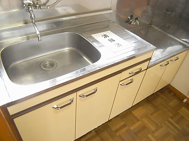 Kitchen. Two-burner stove installation Allowed