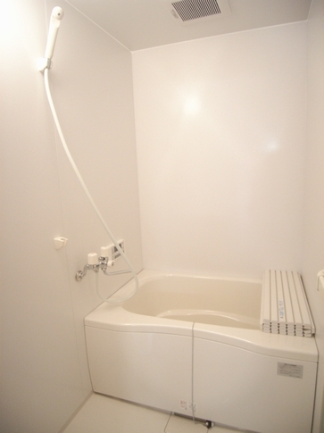 Bath. Deep bathtub is with burning function to follow a bus features ☆ 