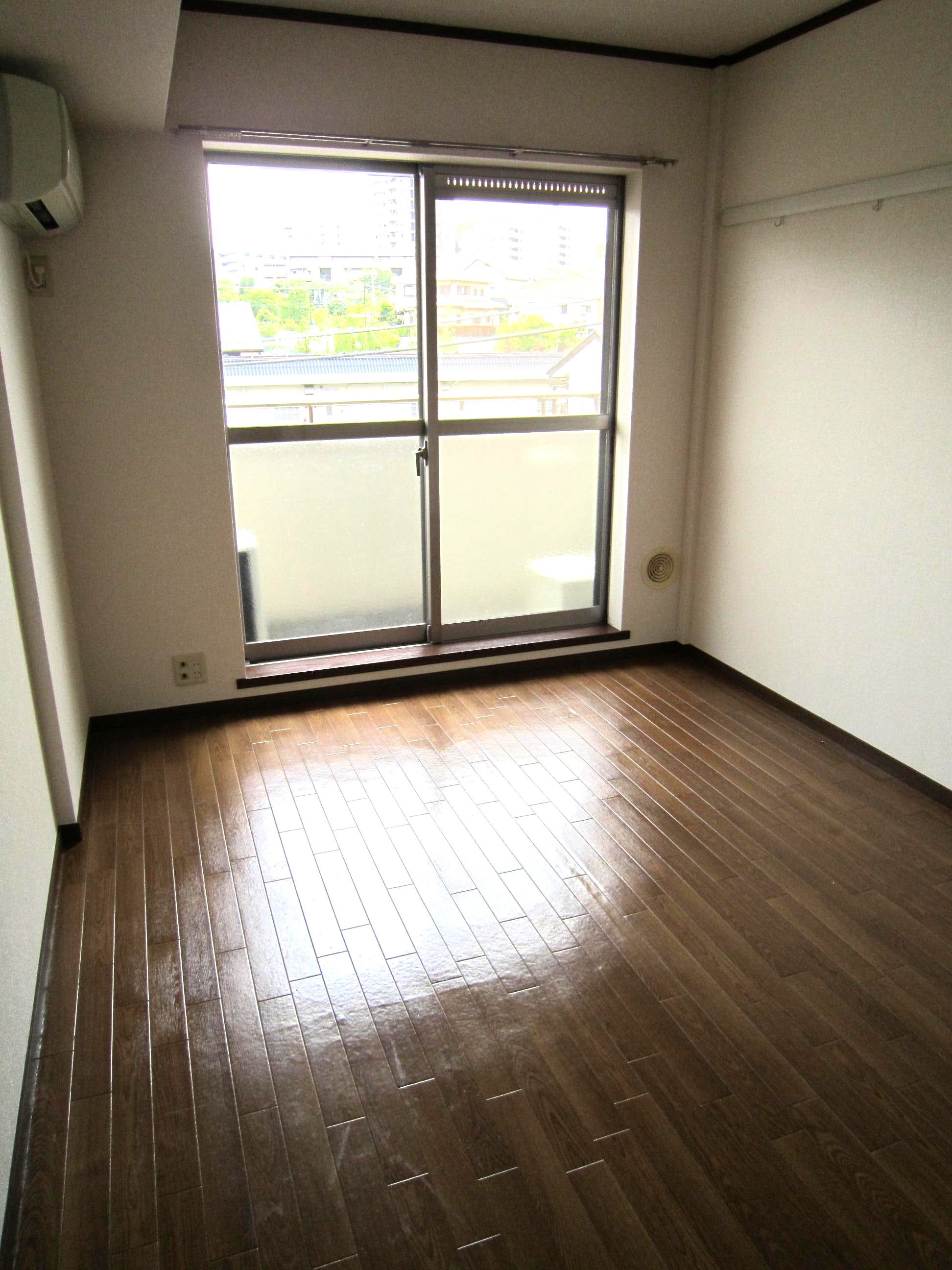 Living and room. It is no front building ☆