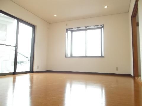 Living. Bright living room of the two-sided saturation light. Floor flooring Uwabari, Already in place Paste Cross.