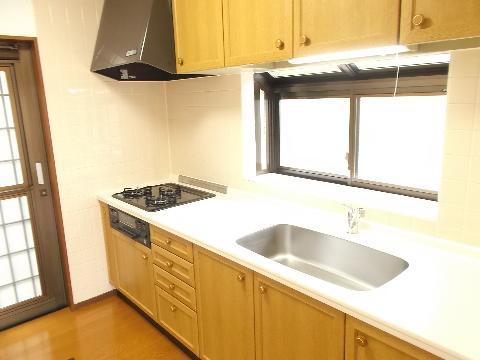 Kitchen. Gas stove ・ Faucet new goods exchange, Floor flooring Uwabari, Already in place Paste Cross