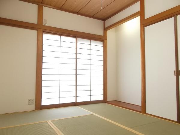 Non-living room. Japanese-style room has a feeling of opening because it is between living and continue. Tatami mat replacement, Sliding door ・ Sliding door already modified paste.