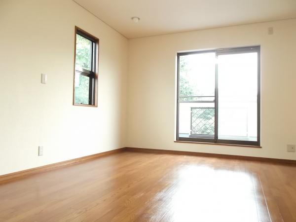 Non-living room. The second floor is spacious 9.5 Pledge of Western-style. Cemented floor cushion floor, Already in place Paste Cross.