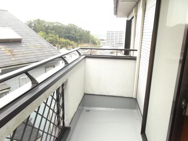 Balcony. Day in the southwest-facing ・ Ventilated well laundry will dry well. Waterproof processed.