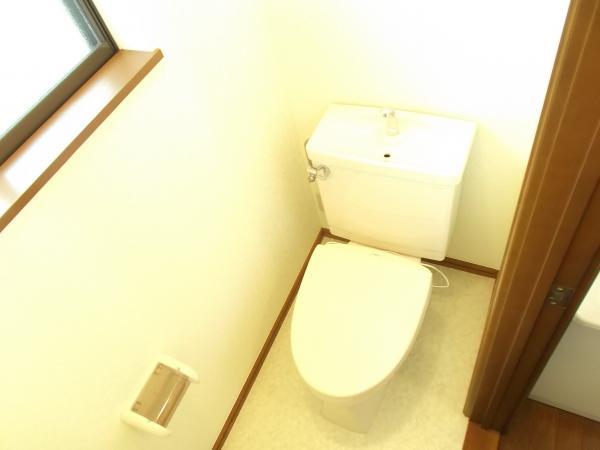 Toilet. There is also a toilet on the second floor. Heating toilet seat exchange, Cemented floor cushion floor, Already in place Paste Cross.