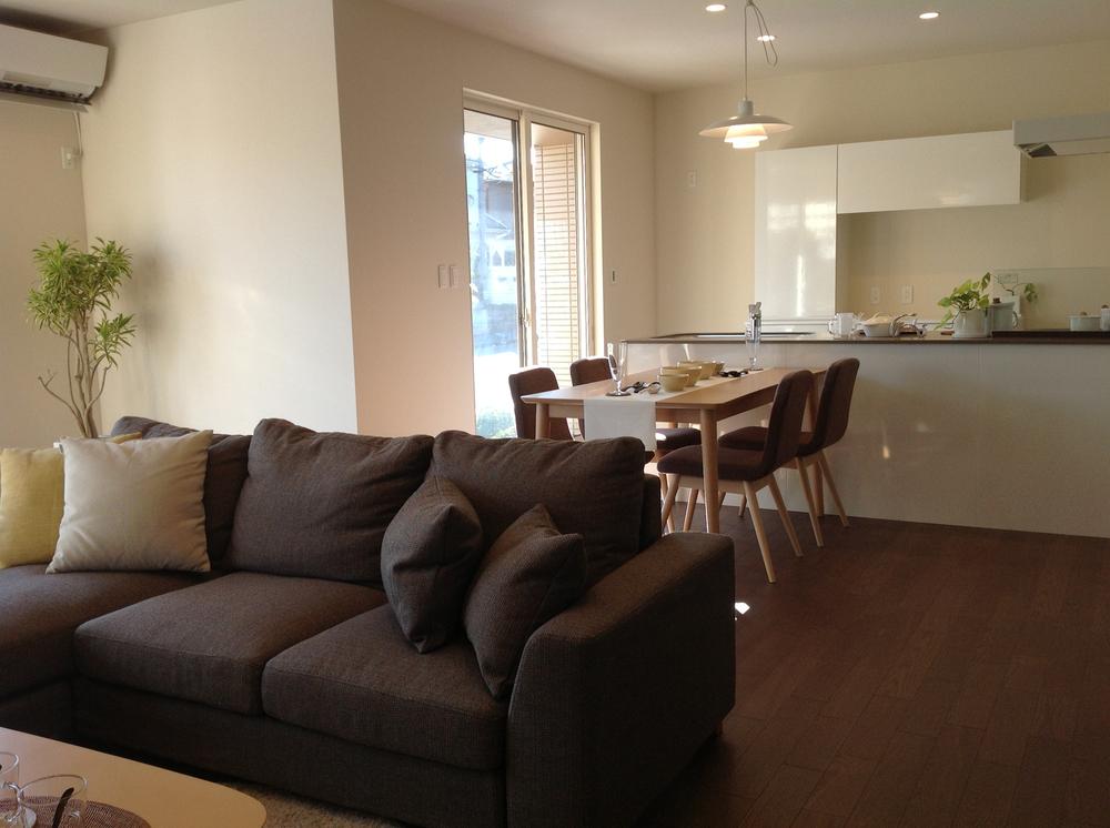 Living. Living with a sense of liberation of the ceiling height of about 2.7m