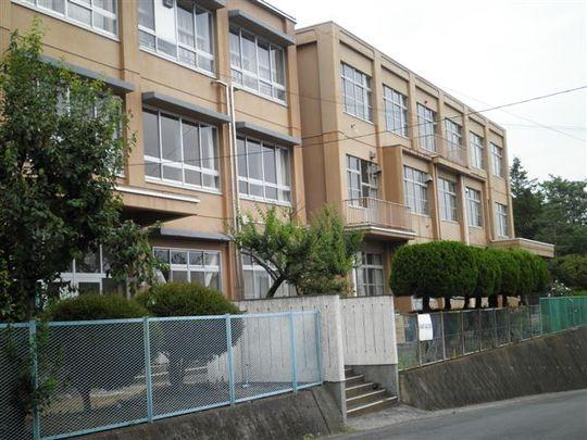 Junior high school. Kasumi until junior high school 910m Kasumi junior high school 12 minutes' walk (about 910m)