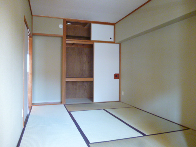 Living and room. With closet and upper closet between 2way Japanese-style one
