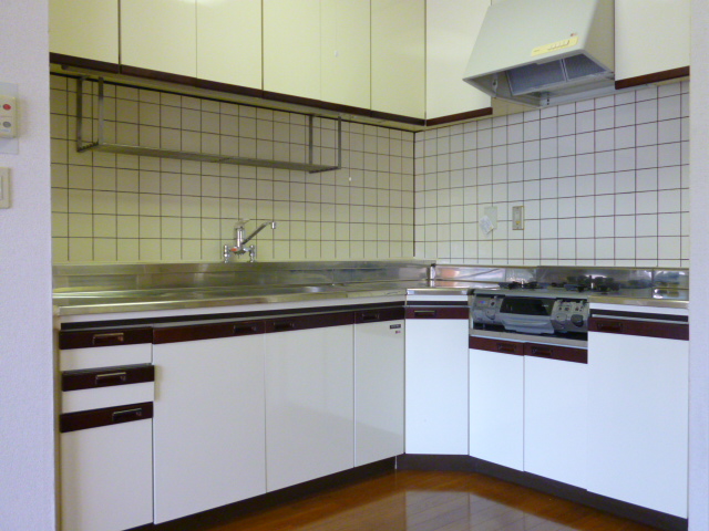 Kitchen. Easy-to-use L-shaped kitchen. With gas stove