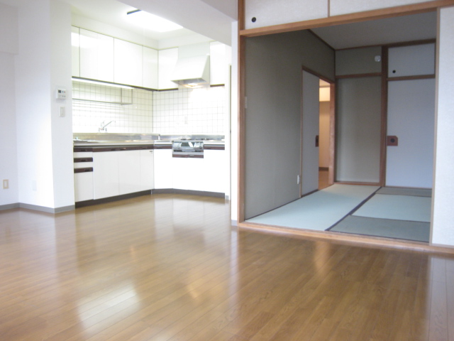 Living and room. Living and Japanese-style connect and 20 Pledge or more spaces