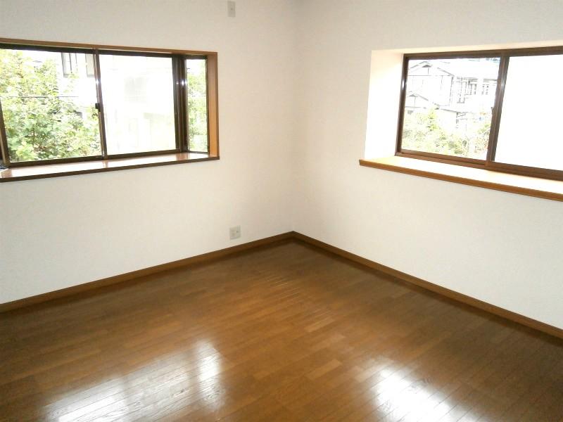 Non-living room. All rooms are two-sided Aya light, Pleasant is ventilated