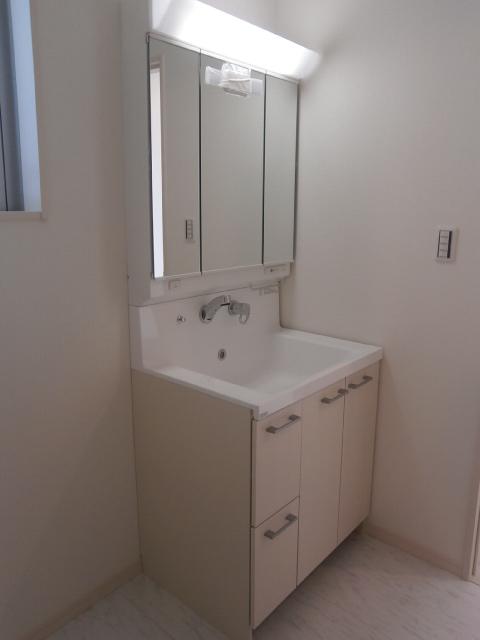 Wash basin, toilet. 1 Building Shampoo dresser with function, Three-sided mirror vanity