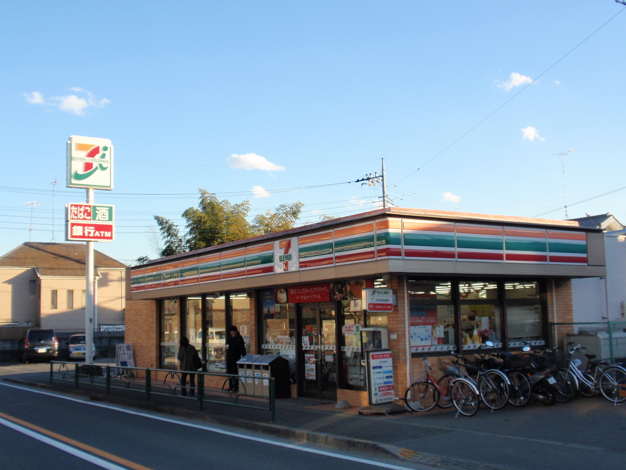 Convenience store. Seven-Eleven (convenience store) to 400m