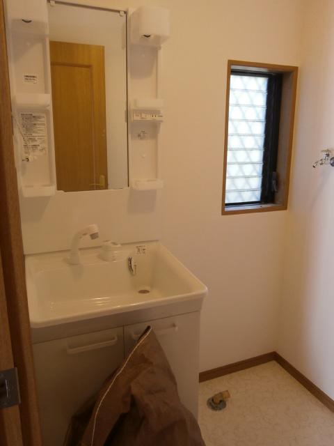 Wash basin, toilet. Vanity with shampoo dresser