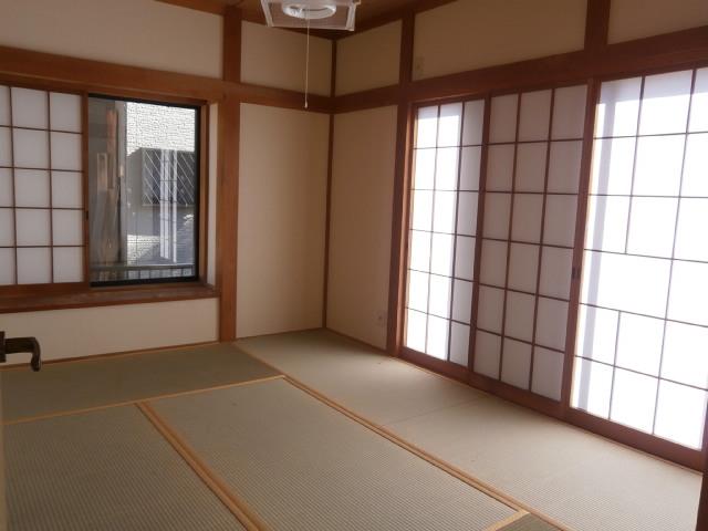 Non-living room. Japanese-style room, which is continuous with dining