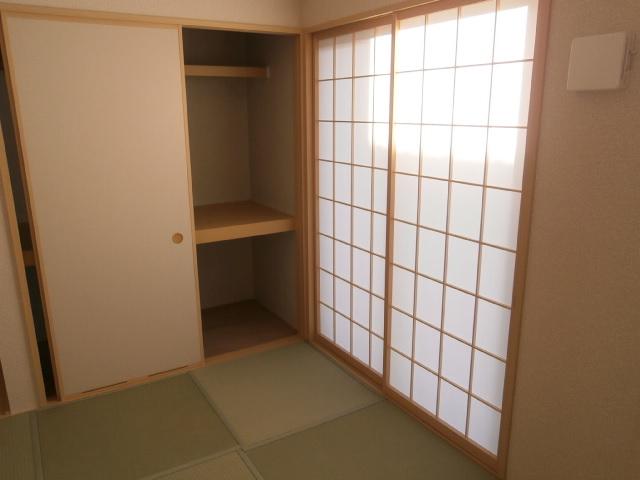 Non-living room. Japanese-style room, which is continuous with living