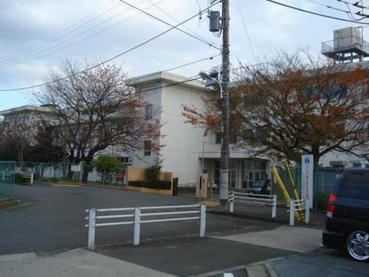 Junior high school. 1340m Ishikawa junior high school to Ishikawa Junior High School Walk 17 minutes (about 1340m)