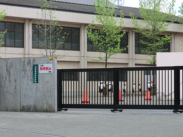 Primary school. 693m to Hachioji City Matsuki Elementary School