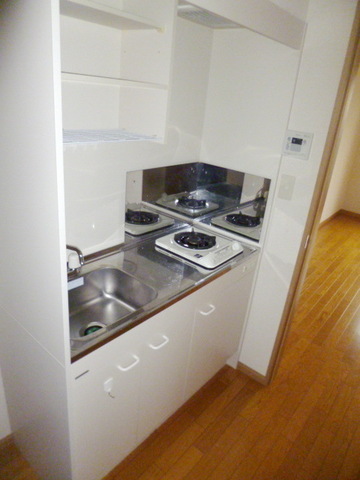 Kitchen. 1-neck with gas stove