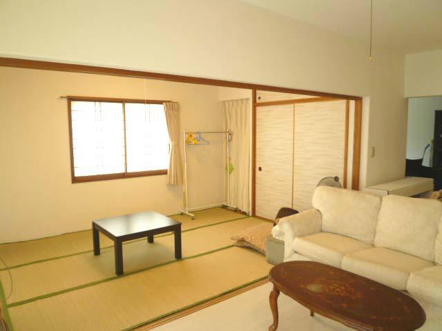 Non-living room. There is also a window to the Japanese-style room.