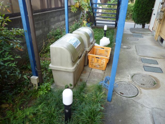 Entrance. Garbage dump is located in the site. 