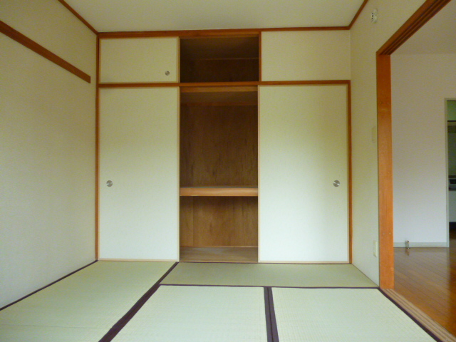 Living and room. Japanese-style room with upper closet, It is the storage of between 1